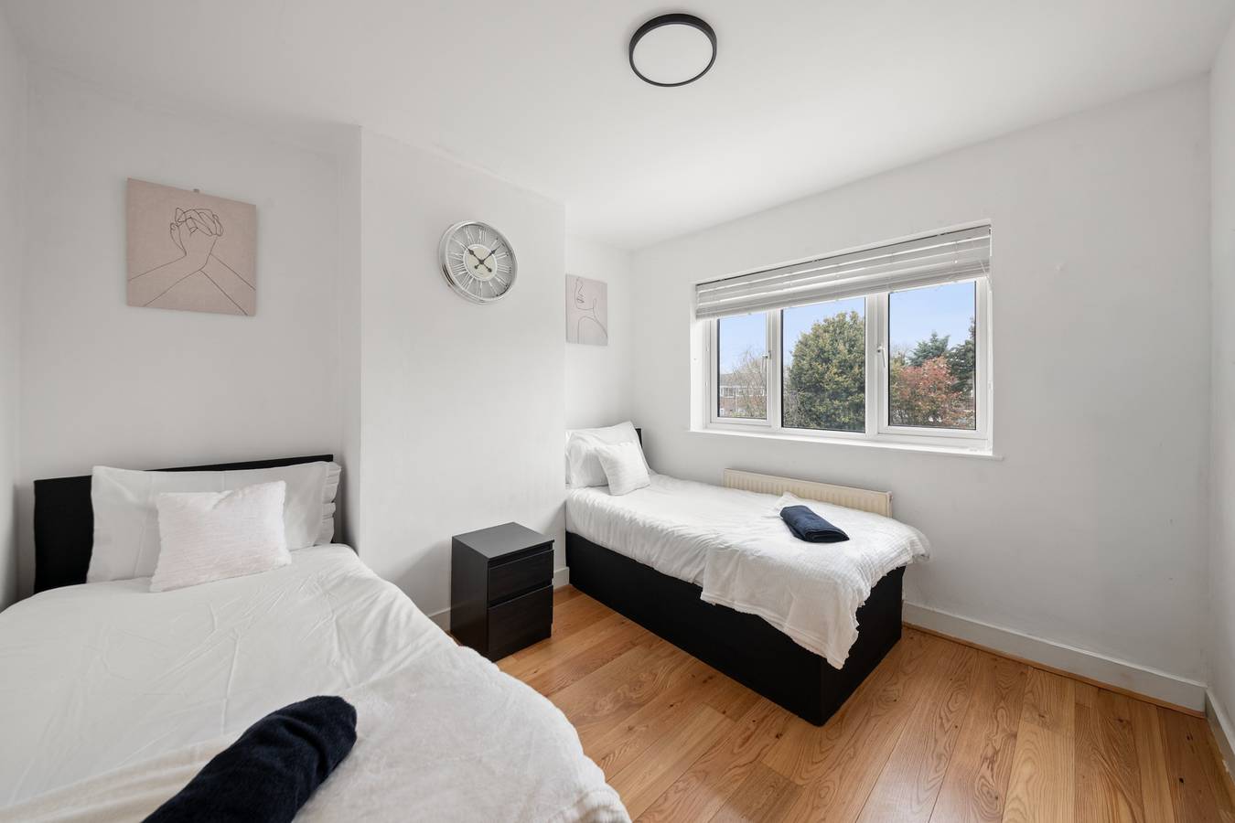 House Sleeps 10 with Enclosed Garden in Reading, Berkshire