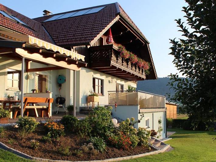 Ferienwohnung für 4 Personen, mit Balkon und Garten sowie Seeblick und Ausblick am Attersee
