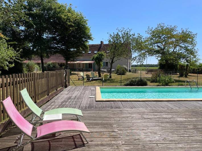 Location de vacances pour 8 personnes, avec Terrasse et Jardin ainsi que Piscine et Vue à Fléré-la-Rivière