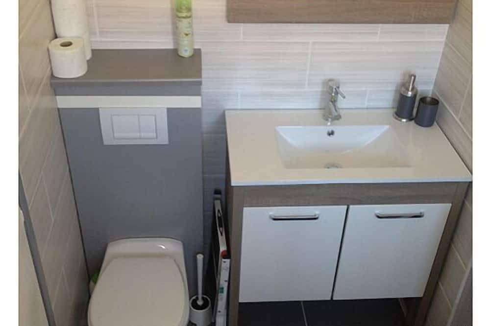 Entire apartment, Le Pradet - Studio 4 pers à 10min à pied de la Plage - Roses in Le Pradet, Toulon region