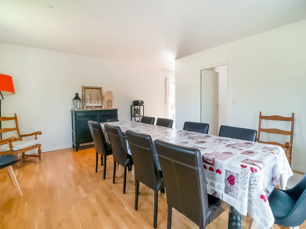 Enticing Holiday Home in Treignes near Forest in Viroinval, Parc Naturel Viroin Hermeton