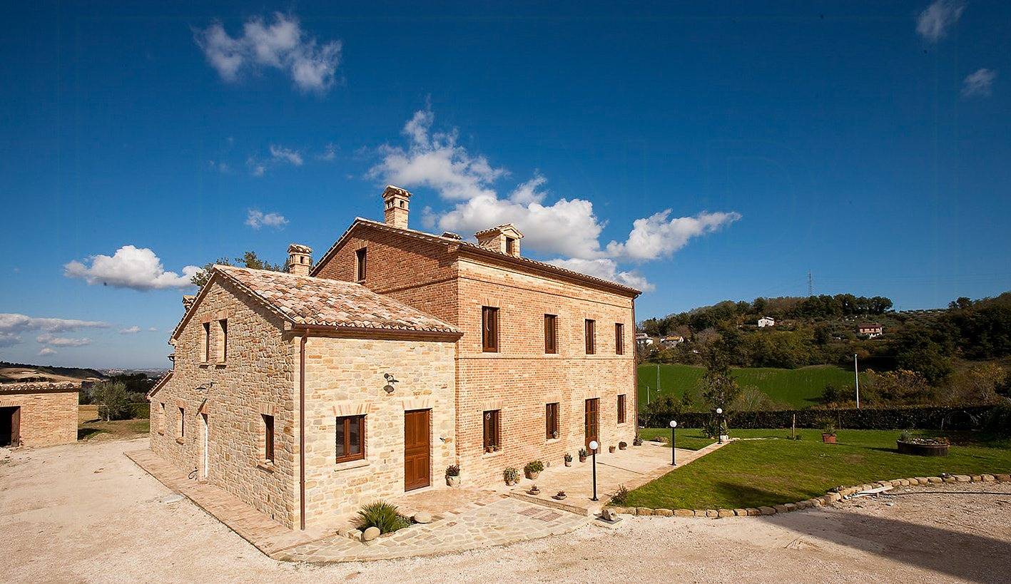 Villa histórica con piscina en las colinas de Las Marcas in Sant'Angelo in Pontano, Provincia de Macerata
