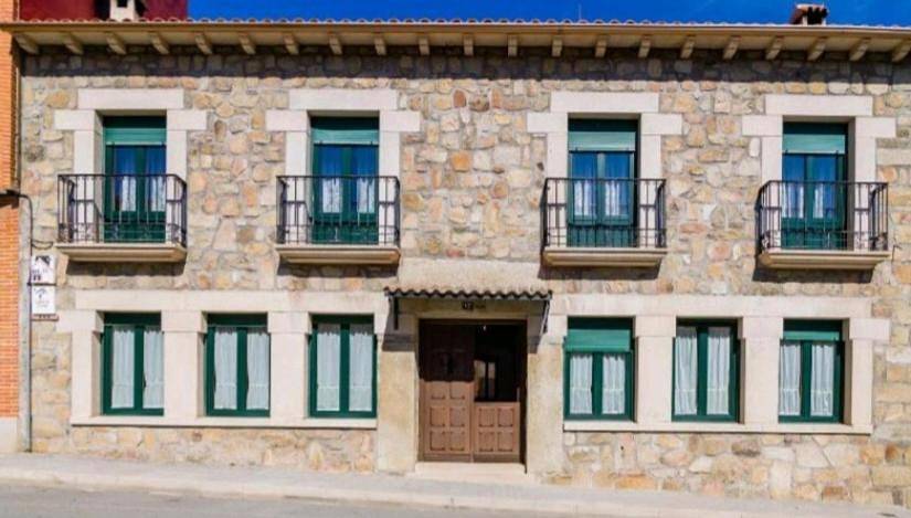 Casa rural para 12 personas, con piscina además de balcón y vistas en El Barraco