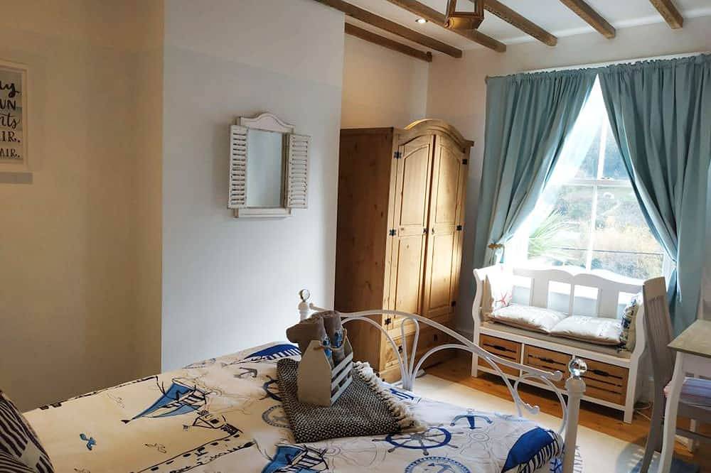 Dog friendly detached Nancecliff Cottage-enclosed garden & ocean view-Cornwall in Looe, Cornwall