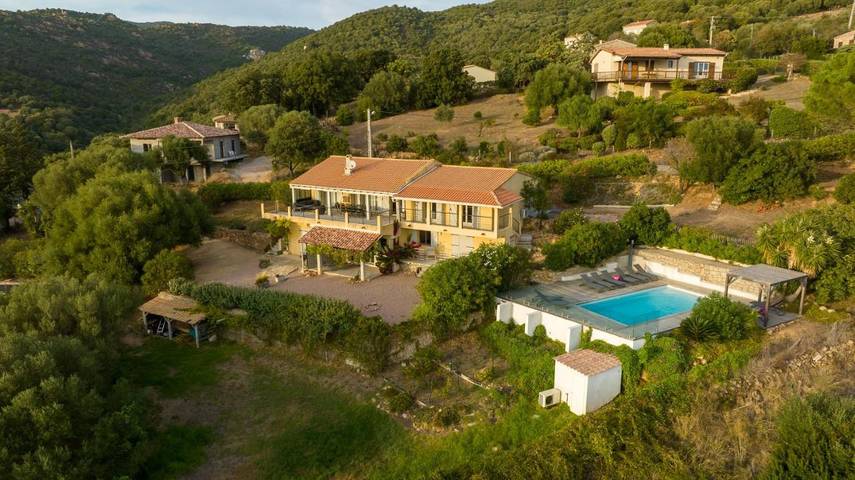 Chalet para 10 personas, con jardín además de vistas y piscina - 1