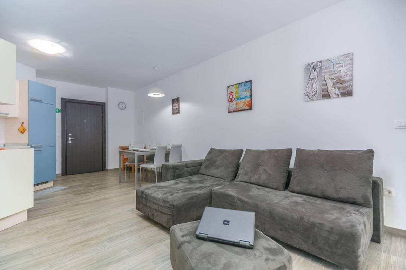 Ganze Wohnung, Modernes Apartment nur 600 Meter zum Strand mit Meerblick, Privatparkplatz, Waschmaschine in Novigrad, Umag und Umgebung
