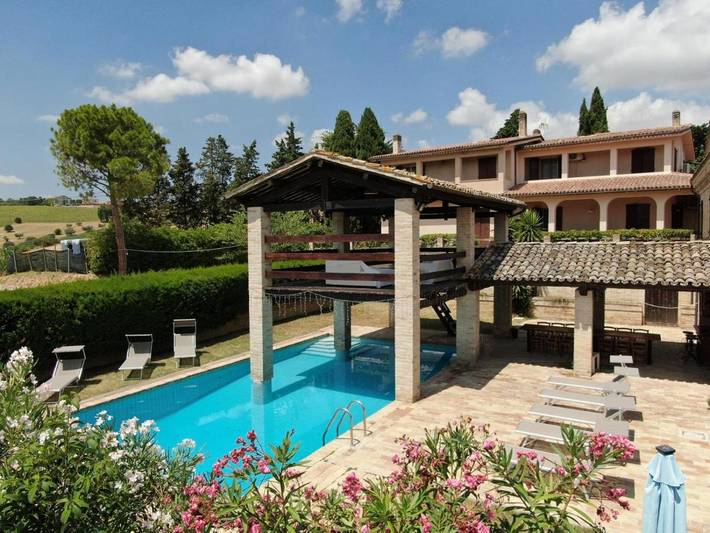 Appartamento per 12 persone, con Balcone e Terrazza nonché Giardino e Piscina a Montegranaro