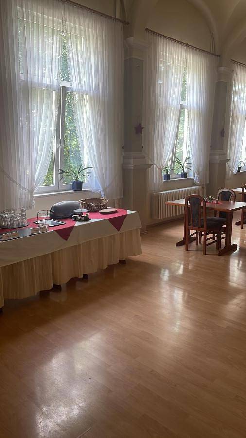 Hotel für 9 Personen, mit Terrasse und Garten in Elend