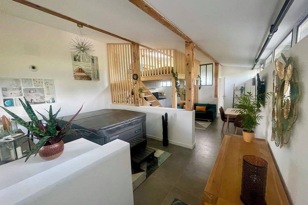 Entire apartment, 50m2 loft with private Jacuzzi and terrace in Sévrier, Parc naturel régional du Massif des Bauges