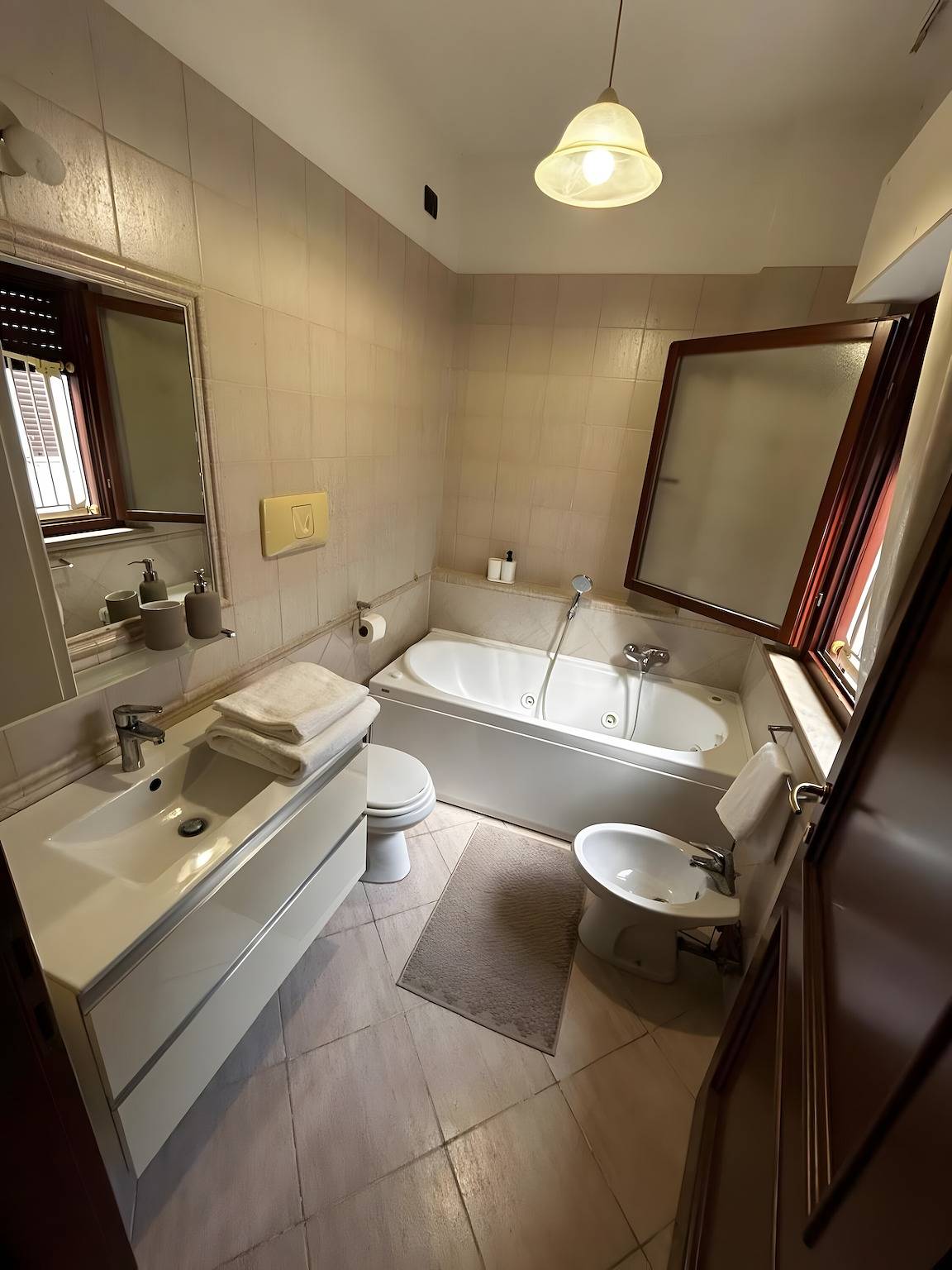 Entire apartment, Holiday apartment for 4 people with garden in Fiumicino, Rome Province