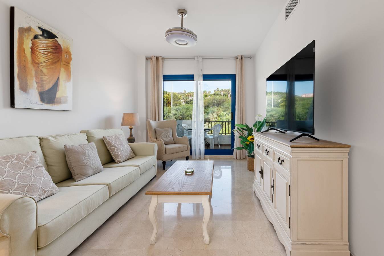 Entire apartment, Apartment 'Brisa Del Puerto' with Shared Pool, Wi-Fi and Air Conditioning in Puerto de la Duquesa, Manilva