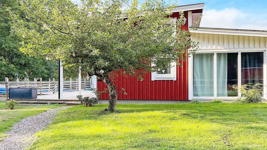 Feriehus for 4 personer, med hage og badebasseng, dyr tillatt i Småland