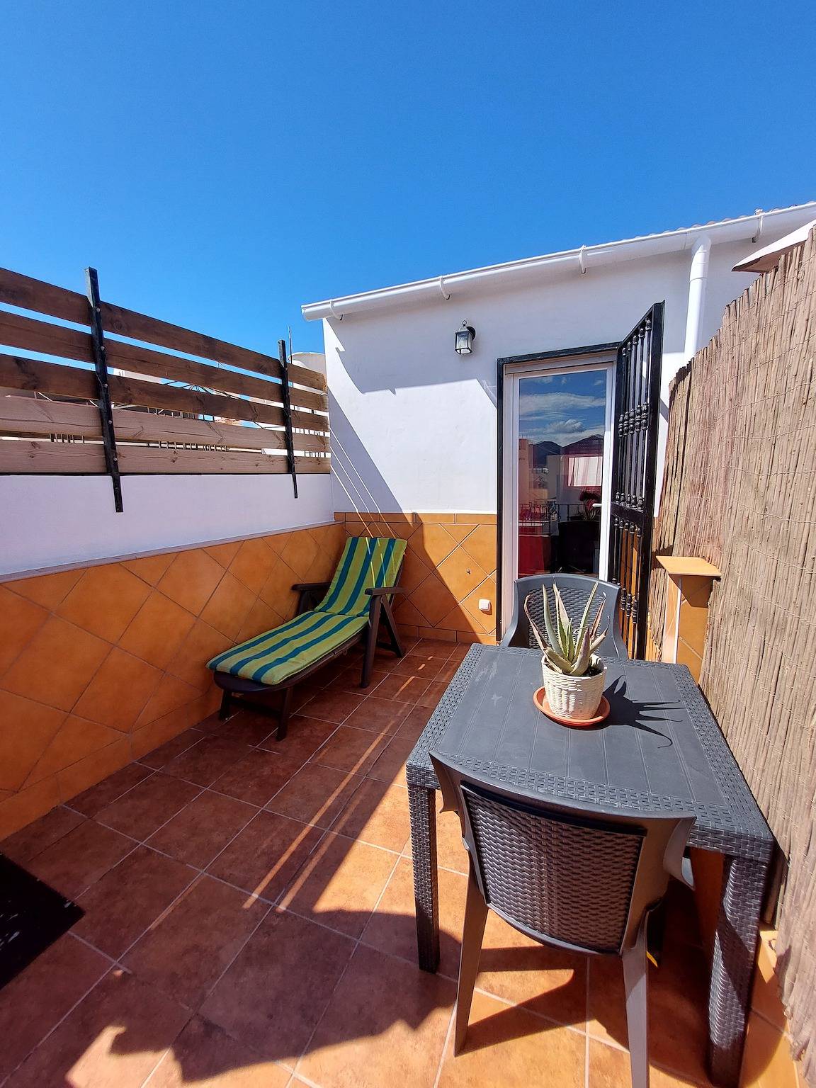 Entire studio, Holiday Studio 'Lola' with Mountain View, Private Terrace, A/C & Wi-Fi in Nerja Centre, Nerja