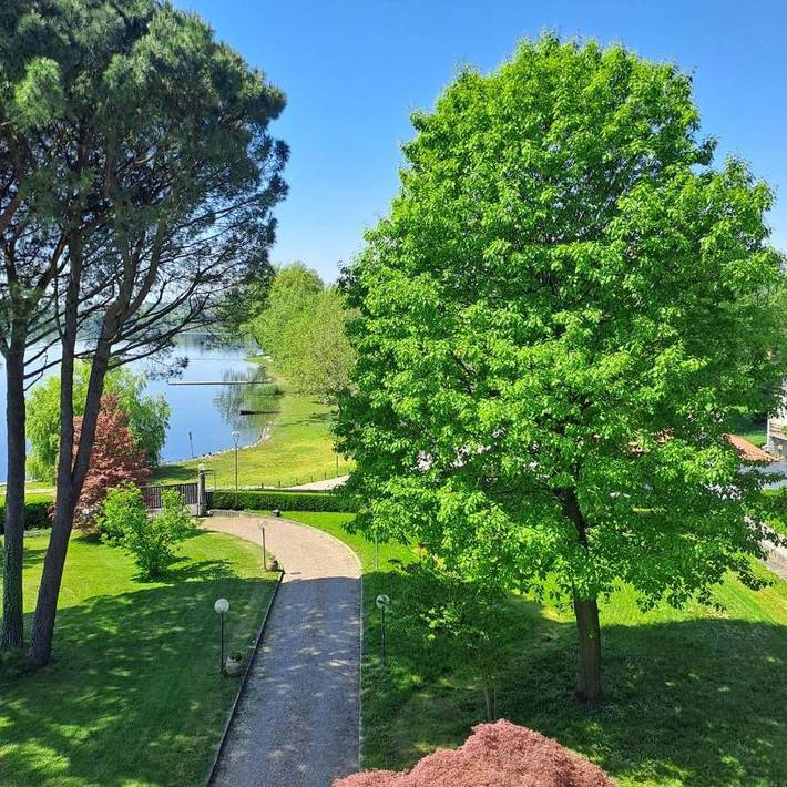 Appartamento per 5 persone, con Balcone e Terrazza nonché Giardino e Vista lago a Gavirate