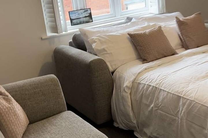 Luxury apartment in central Lichfield. Free parking. Sleeps from 1 to 6 people in Staffordshire