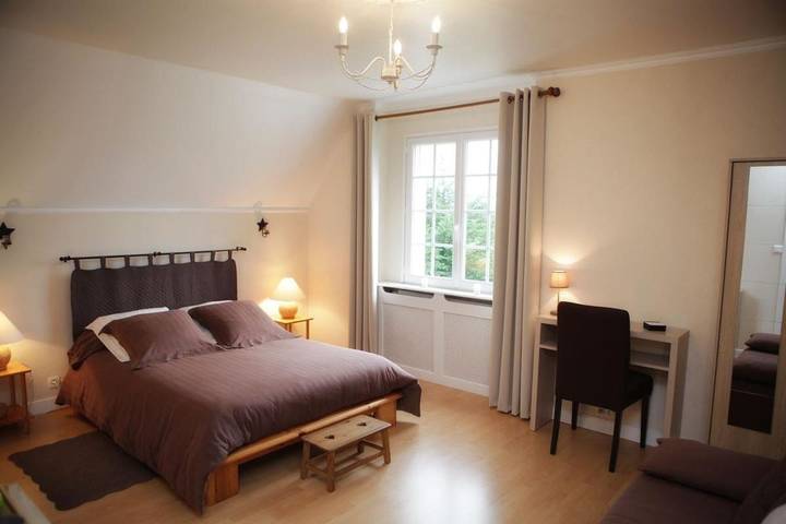 Location de vacances pour 2 personnes, avec vue ainsi que terrasse et jardin dans Le Mené - 3