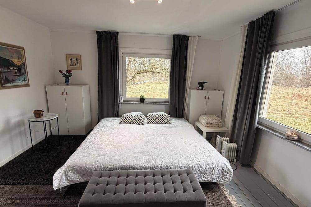 2 stora hus, 20 rum, jacuzzi, bastu, lekplats, sjö, ljud, ljus, Tv, bra internet in Jönköpings län