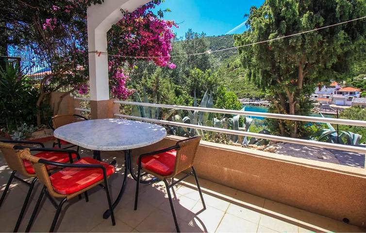 Ganze Ferienwohnung, Gemütliche Wohnung mit Terrasse, WLAN und Parkplatz, 100 m bis zur Küste in Gdinj, Hvar