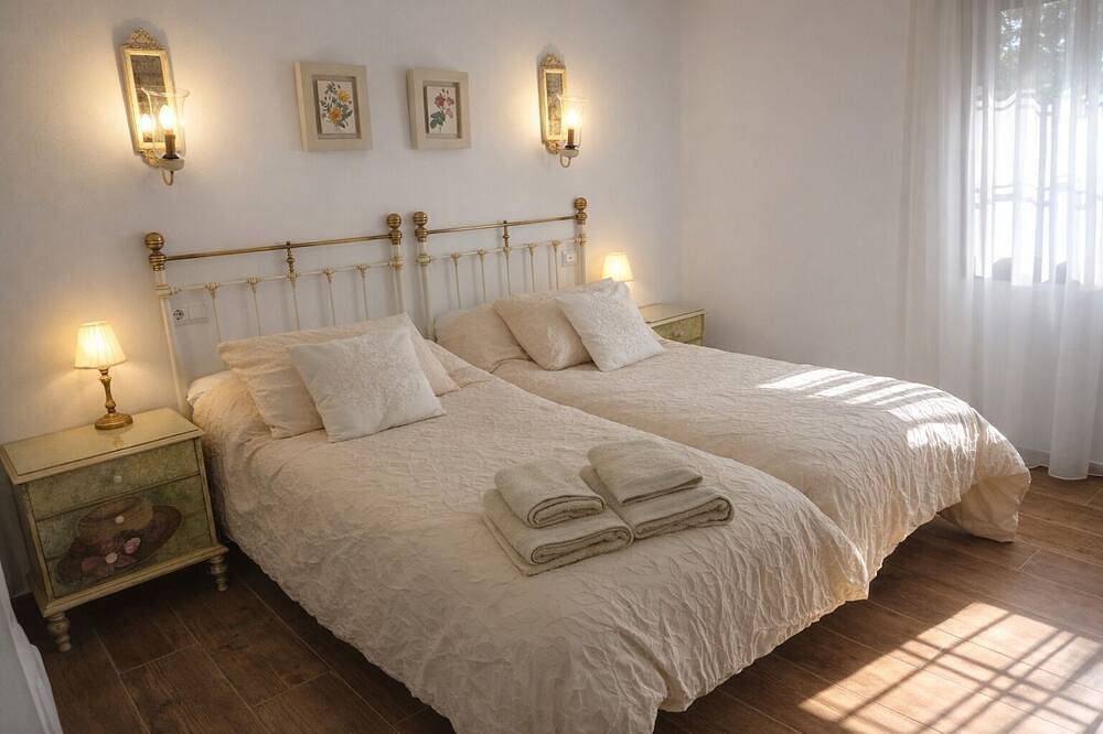 Peaceful Gated Home, Fast Wifi for Remote Work, Private Pool, Bbq, Kids Area in Casabermeja, Provincia de Málaga