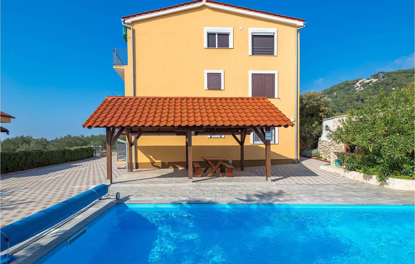 Ganze Ferienwohnung, Gemütliche 2-Zimmer-Wohnung mit Terrasse, in Strandnähe und mit guter Infrastruktur in Barbat na Rabu, Rab