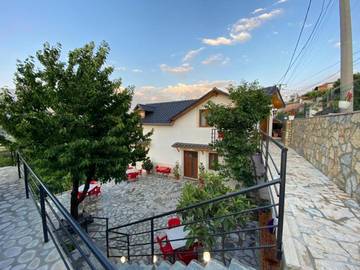 Maison d’hôte pour 3 personnes, avec jardin et terrasse dans Gjirokastër