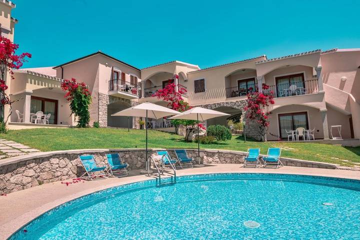 Appart’hôtel pour 6 personnes, avec piscine ainsi que jardin et vue