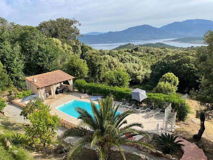 Alojamiento y desayuno para 2 personas, con vistas además de piscina y jardín - 1