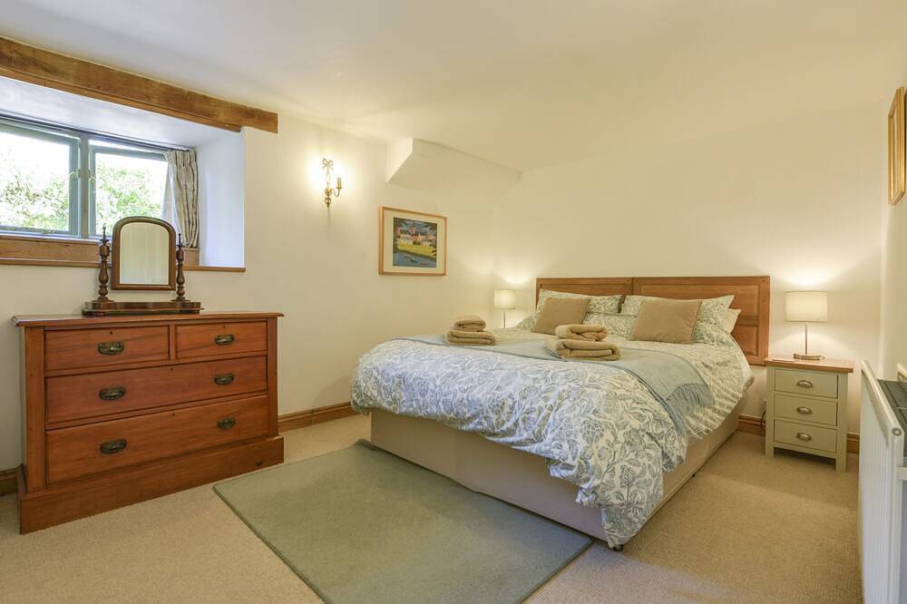 Parsonage Farm Cottage, family friendly in Newton Ferrers in Newton and Noss, South Devon