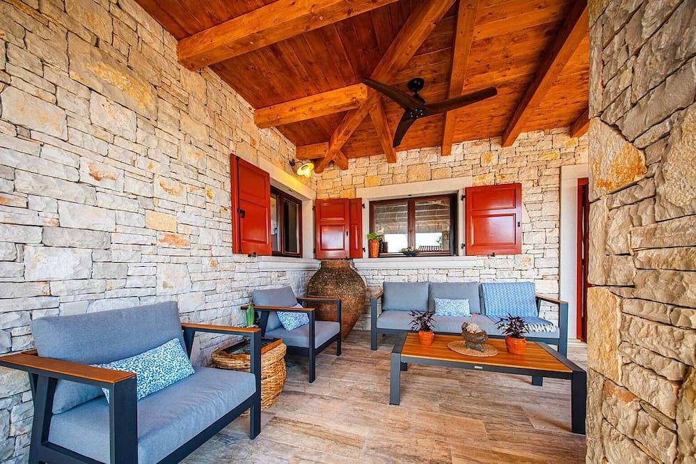 Luxury 5 star villa with heated saltwater pool for up to 8 guests in Barban, Zuidkust Istrië