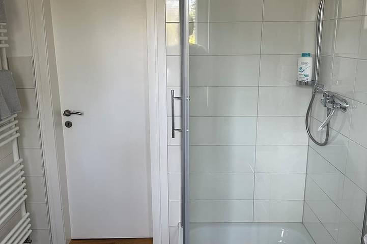 Ganze Wohnung, Helle 2-Zimmerwohnung mit großer Terrasse in Messe und Flughafen Nähe in Düsseldorf, Düsseldorf und Umgebung