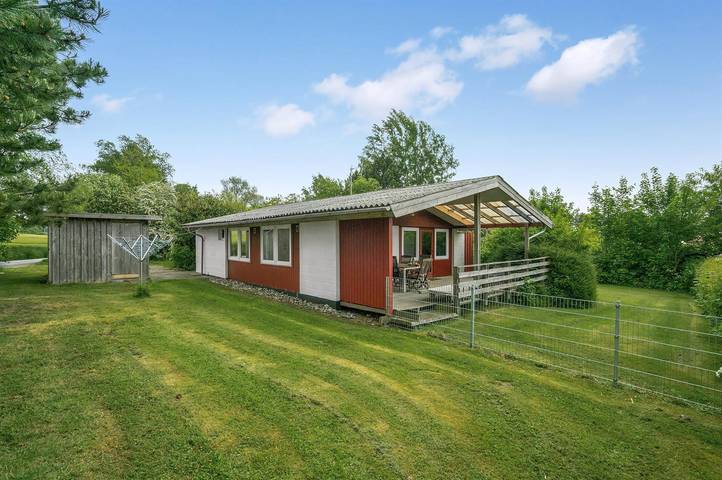 Ferieudlejning for 4 personer, med Terrasse og Have i Kegnæs