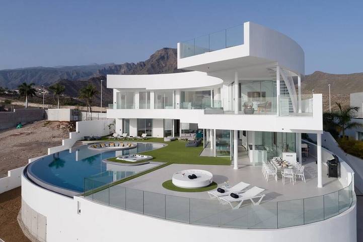 Villa für 12 Personen, mit Balkon und Whirlpool sowie Pool und Garten in Adeje