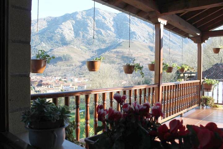 Gîte pour 2 personnes, avec Balcon et Terrasse ainsi que Jardin et Vue dans Arenas de Cabrales