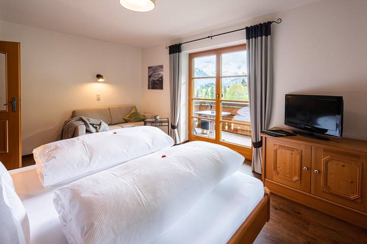 Ganze Ferienwohnung, Hahnenköpfle - Schlafzimmer mit Balkon in Fischen, Bayerisch Schwaben