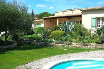 Gîte pour 6 personnes, avec terrasse ainsi que jacuzzi et jardin à Montaren-et-Saint-Médiers