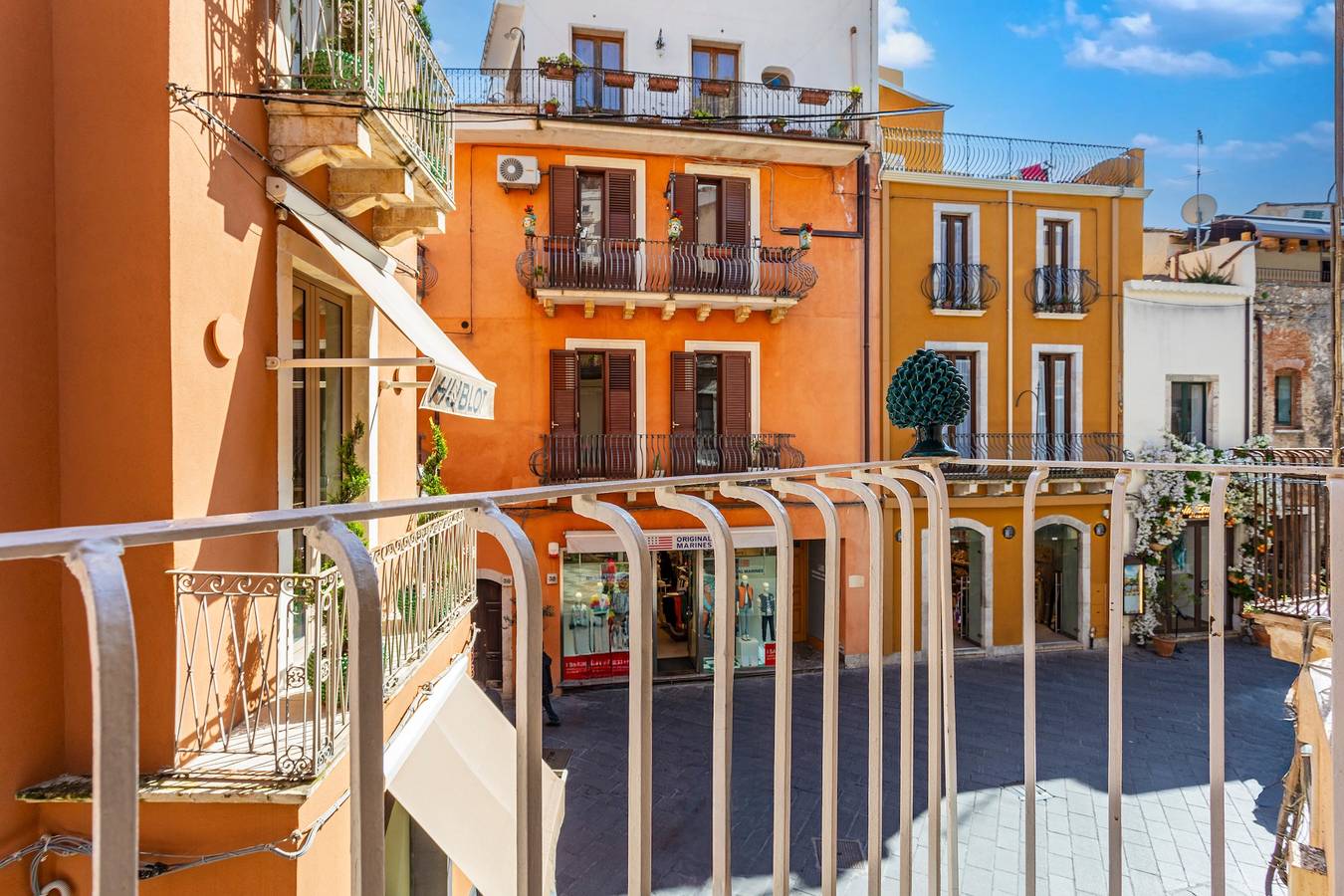 Appartement entier, Appartement "Berto Home" avec terrasse privée, Wi-Fi et climatisation in Taormina, Province de Messina