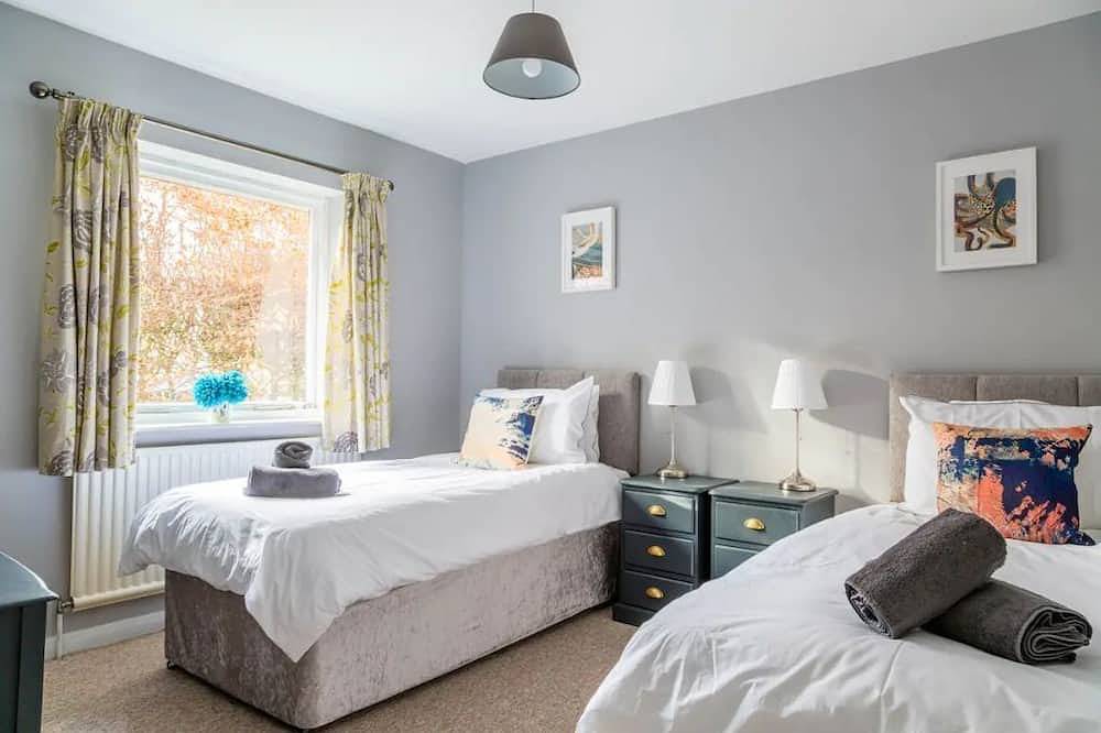 Family & group friendly, free parking, central house in Bath, Bath & North East Somerset