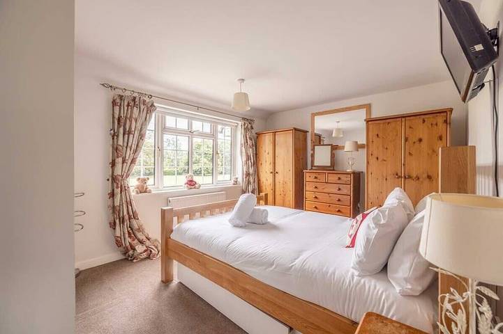 3-Bed Home- Parking & Large Garden By Tempstay in Windsor, Berkshire