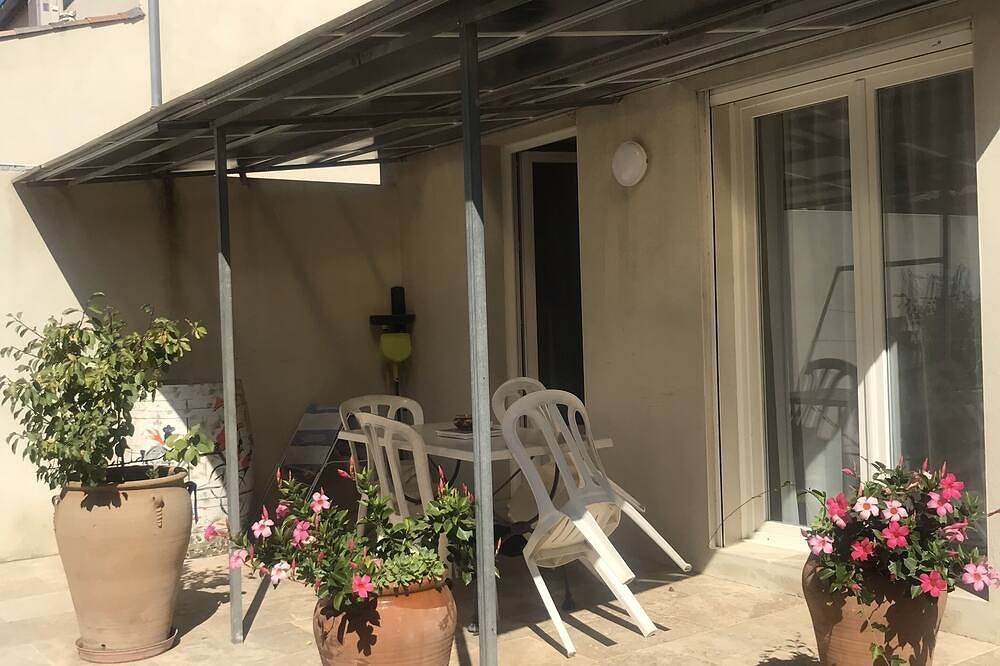Appartement Bord de Piscine in Bessan, Côte d'Améthyste