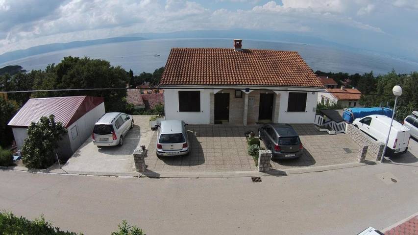Apartament wakacyjny dla 3 osób, z ogród i jacuzzi oraz balkon w Njivice