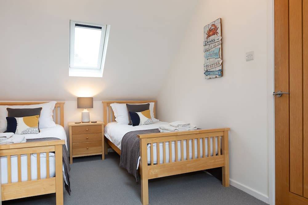 Holiday Cottage with Private Indoor Swimming Pool & Off-Road Car Parking in Carbis Bay, Cornwall