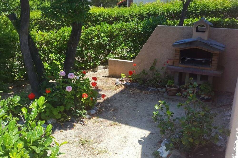 Geheel appartement, Marine De Bravone: 2 Begane grond, terras op 100 m van het strand in Marine de Bravone, Linguizzetta