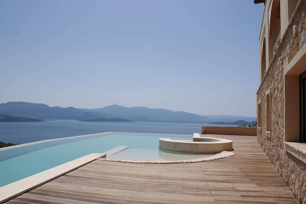 Moderne und familienfreundliche Villa mit 15 m langen Infinity-Private Pool und Jacuzzi in Theologos, Fthiotida