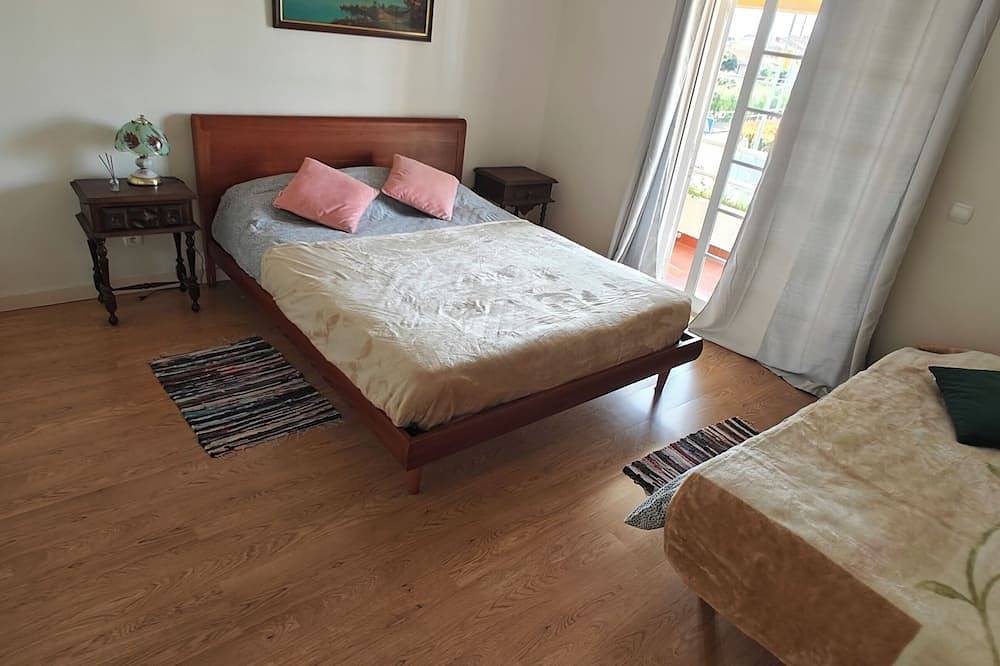 Relaxing 5-Bedroom Villa with Private Pool, Outdoor Playground, Barbeque zona.\n\n in Carcavelos e Parede, Costa de Lisboa