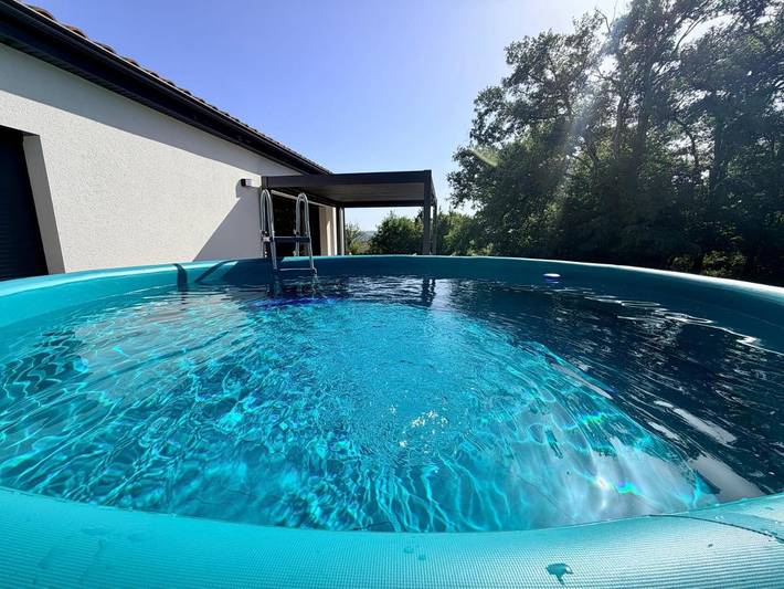 Location de vacances pour 4 personnes, avec terrasse et vue ainsi que piscine et jardin à Bretenoux - 2