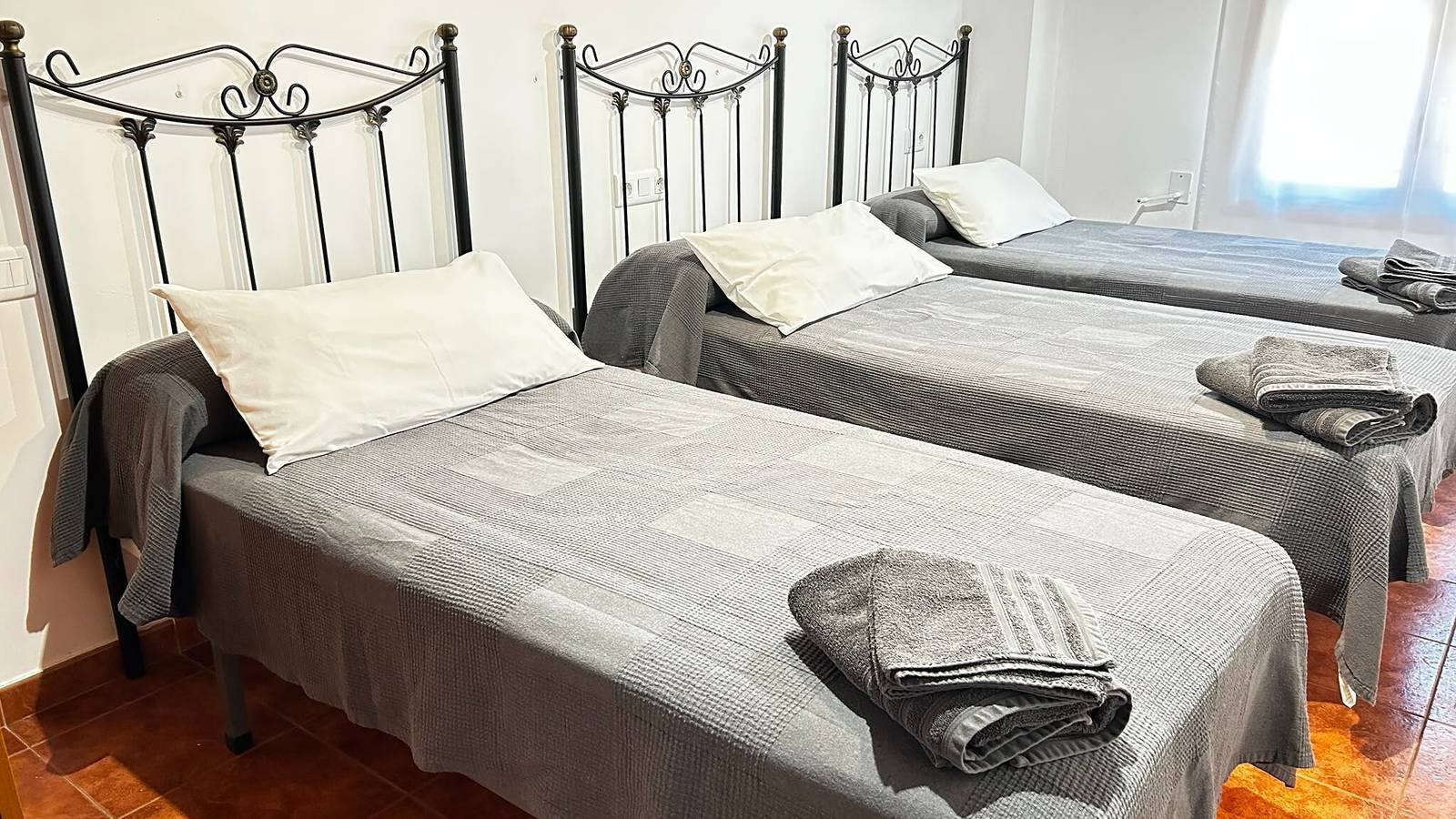 Apartamento entero, Apartamento 'Tres' con vistas a la montaña, terraza compartida y Wi-Fi in Guadalaviar, Muela de San Juan