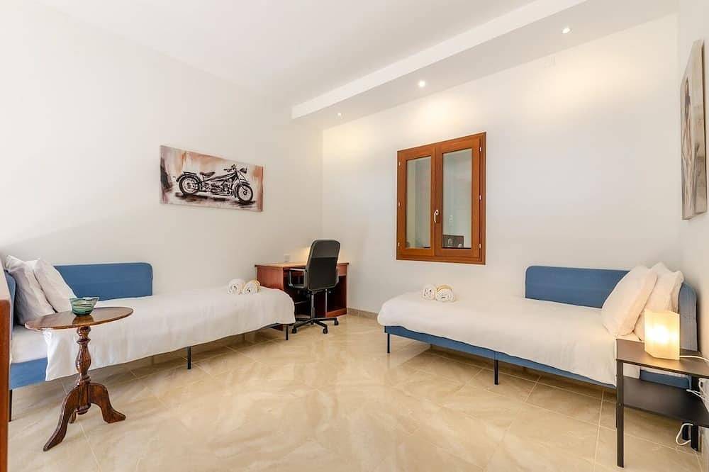 Fort villa retreat: Jacuzzi, pools, 2 min to ferry in Għajnsielem, Gozo