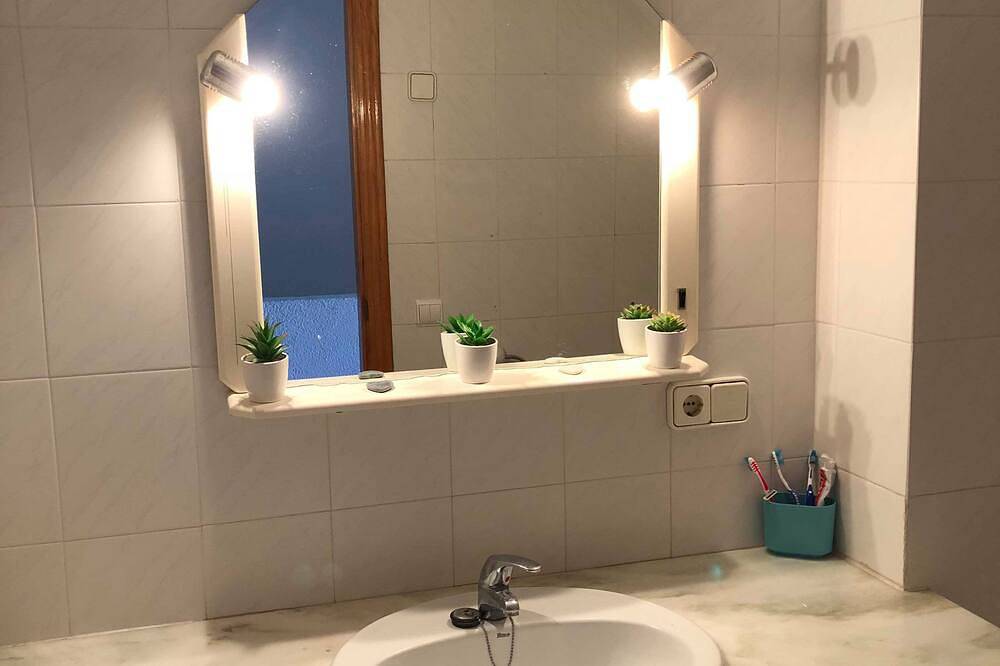 Superb 2 bedroom apartment with balcony, Denia, sleeps 6 in Pedreguer, Costa Blanca