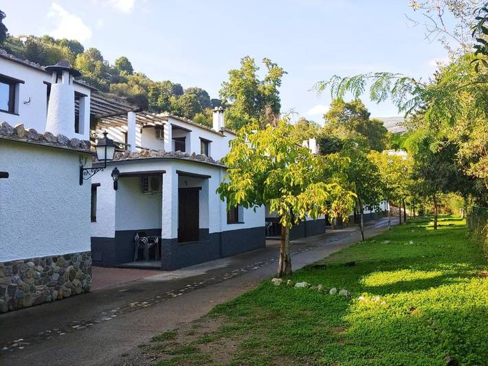 Hotel para 10 personas, con Terraza y Jardín en Yegen