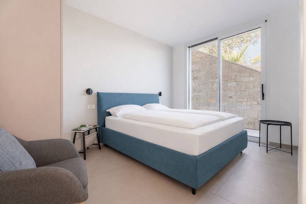 A newly built, high-end villa featuring an infinity pool and stunning views over Lake Garda. Located just a short drive from Limone sul Garda, it offers elegant, bright interiors designed with great attention to detail. A spacious panoramic terrace, mode in Tremosine, Gardasee-Berge